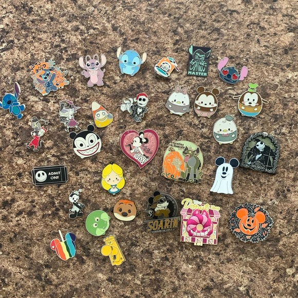 Disney trading pins bundle - Picture 1 of 5